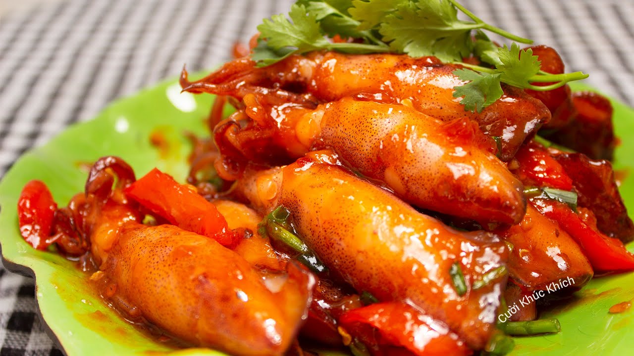 Mực ống chiên nước mắm giòn ngon chuẩn nhà hàng 14 Mực ống chiên nước mắm đang được đảo sốt tỏi ớt trong chảo nóng tại bếp nhà hàng