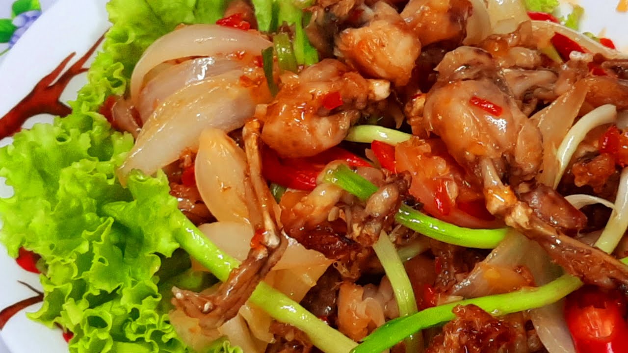 Ếch chiên nước mắm: cách làm giòn ngon chuẩn quán 10 Quy trình sơ chế ếch làm sạch và khử mùi tanh bằng gừng và muối trong ẩm thực Việt