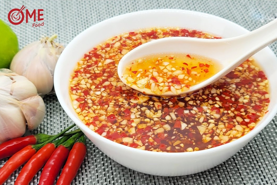 Bún chả nước mắm chuẩn Hà Nội: Công thức pha ngon như quán gốc 8 Các thành phần nước mắm chua ngọt gồm tỏi ớt, nước mắm, đường và giấm để pha bún chả