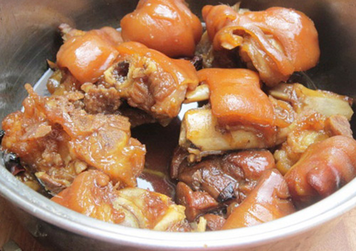 Giò Heo Kho Nước Mắm Ngon Mềm, Đậm Vị: Bí Quyết Kho Chuẩn Đầu Bếp 8 Món giò heo kho nước mắm thành phẩm có màu nâu cánh gián đẹp mắt, thịt mềm và da bóng hấp dẫn