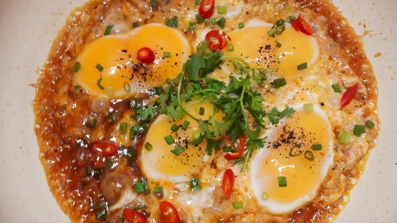 Trứng kho nước mắm: Công thức chuẩn vị cơm nhà Việt đậm đà 10 Quy trình luộc trứng và chuẩn bị nguyên liệu cho món trứng kho nước mắm