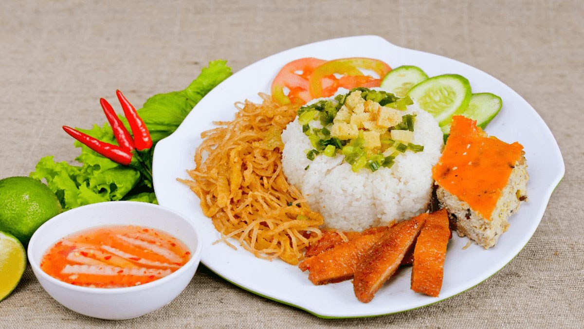Cơm tấm bì chả nước mắm chuẩn Sài Gòn ngon tại nhà 8 Bì heo trộn thính gạo rang trong món cơm tấm bì chả