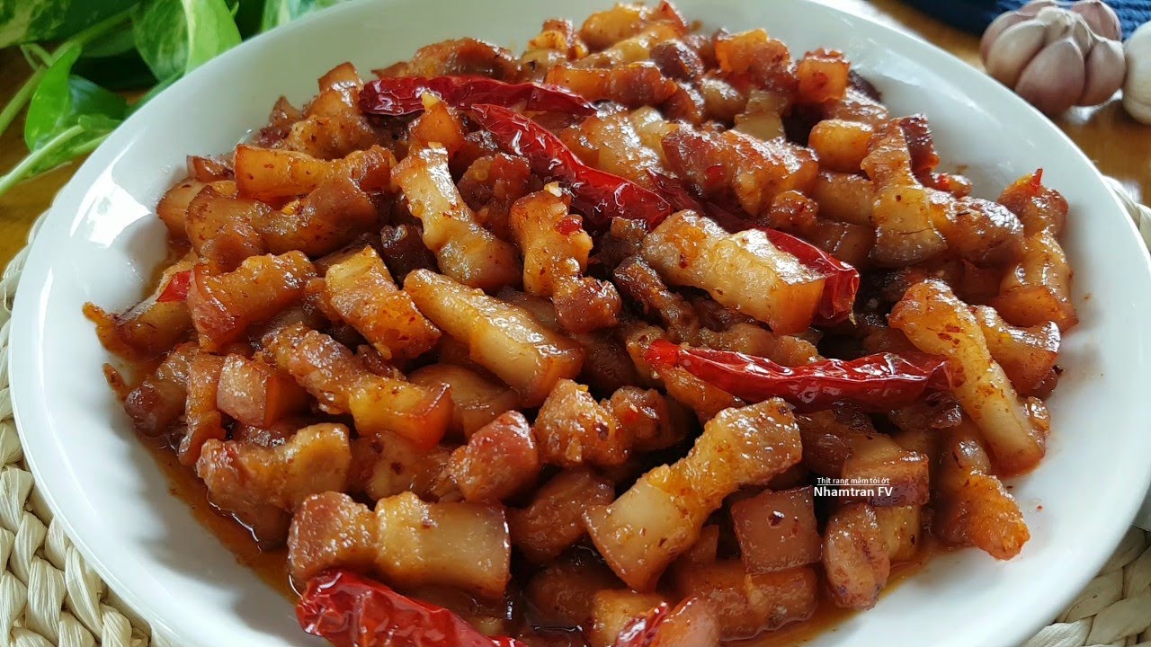 Thịt heo kho nước mắm tỏi ngon đậm vị chuẩn cơm nhà 10 Quy trình nấu thịt kho nước mắm tỏi trong nồi với màu sắc hấp dẫn và tỏi phi vàng