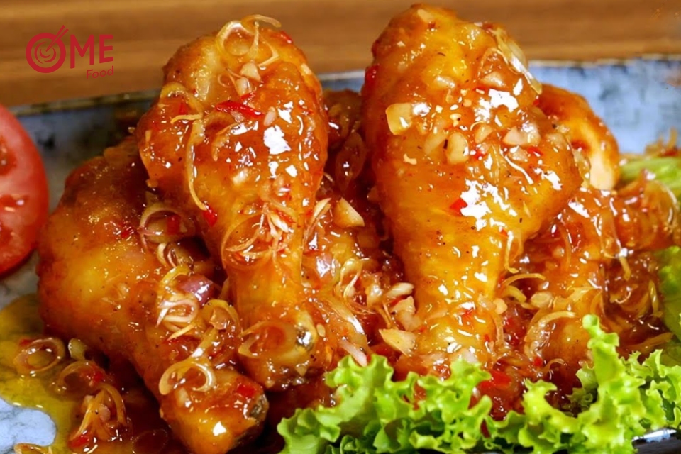 Đùi gà nướng nước mắm ngon giòn da: công thức chuẩn nhà hàng 11 Đùi gà đang được ướp nước mắm tỏi ớt thấm đều gia vị trong tô