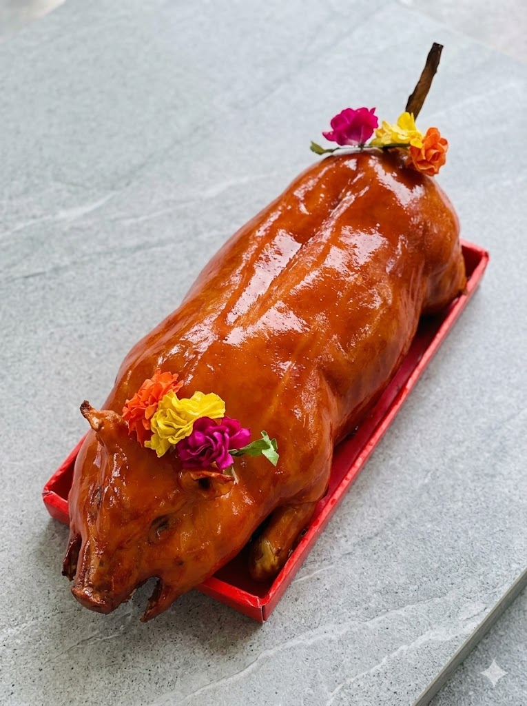 Heo sữa quay nước mắm giòn da chuẩn vị Việt 11 Quy trình sơ chế heo sữa trước khi quay nước mắm trong bếp chuyên nghiệp