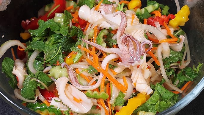 Gỏi Mực Nước Mắm Giòn Ngon: Cách Làm Chuẩn, Không Tanh Tại Nhà 10 Nguyên liệu làm gỏi mực nước mắm gồm mực tươi, xoài xanh, hành tây, cà rốt và nước mắm