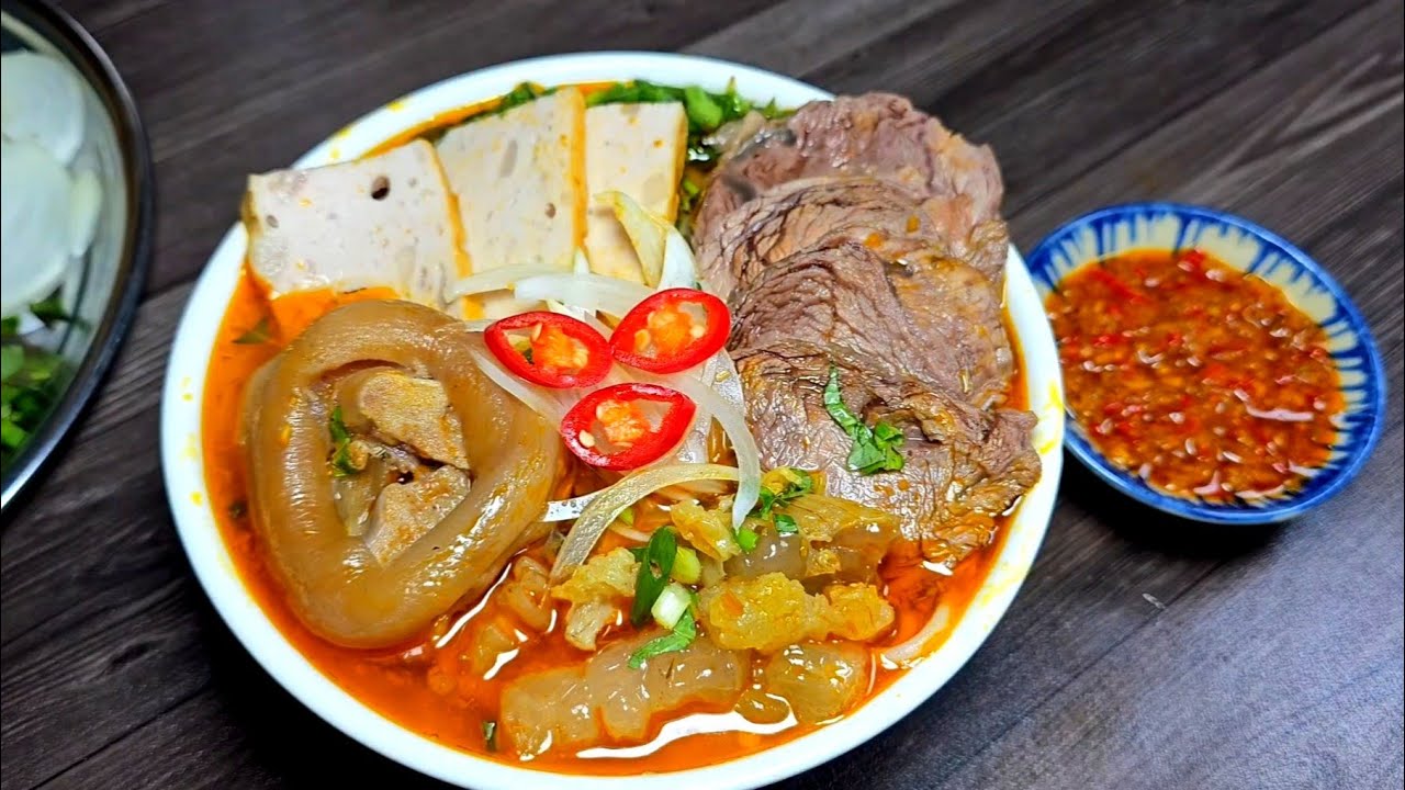 Bún bò giò heo nước mắm: công thức chuẩn vị tại nhà 9 Sơ chế giò heo sạch, chần nước sôi và khử mùi trước khi nấu bún bò
