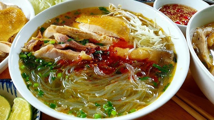 Miến gà nước mắm ngon chuẩn vị – cách nấu dễ tại nhà 8 Nguyên liệu nấu miến gà nước mắm gồm gà, miến dong và rau thơm
