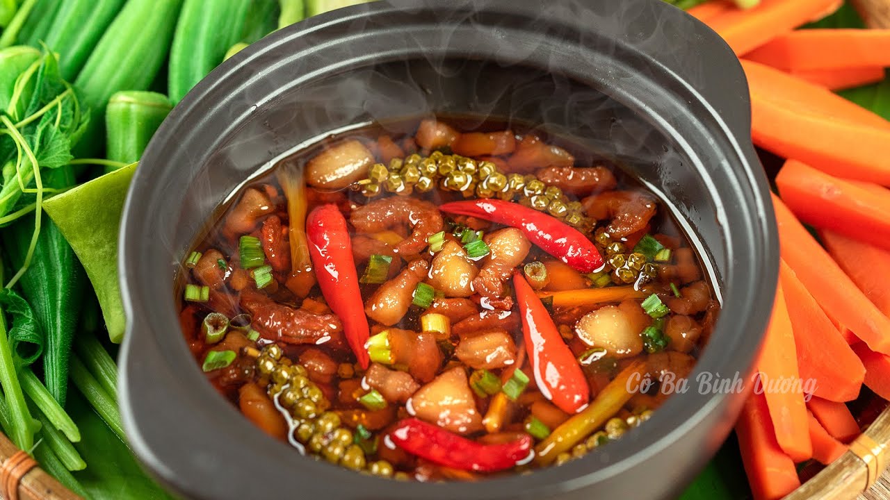 Kho quẹt nước mắm: Cách làm chuẩn vị miền Tây đậm đà 11 Quá trình nấu kho quẹt nước mắm trên bếp lửa nhỏ trong nồi đất truyền thống