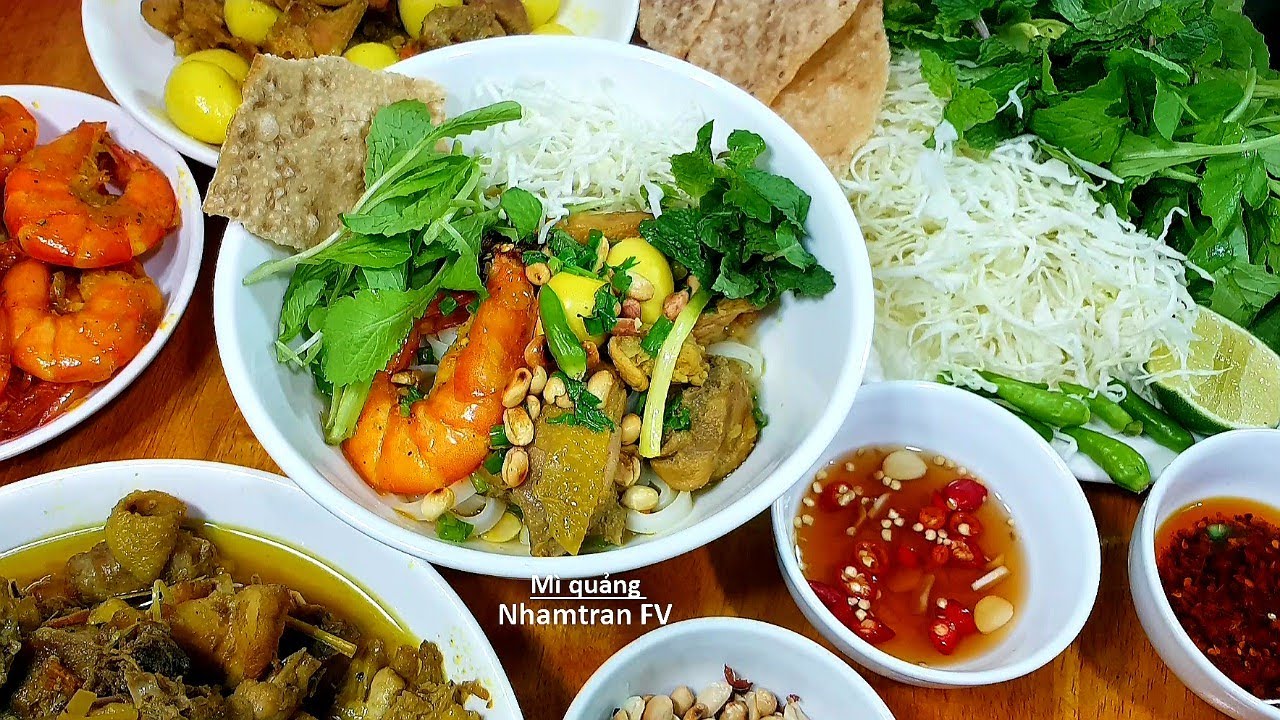 Mì Quảng nước mắm: Cách ăn chuẩn vị miền Trung 8 Mì Quảng nước mắm biến thể ẩm thực miền Trung Việt Nam với tôm thịt và nước mắm pha