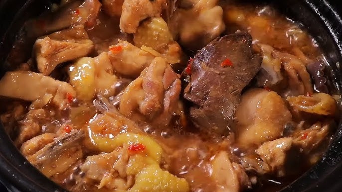 Gà kho nước mắm ngon chuẩn vị cơm nhà Việt dễ làm tại nhà 10 Gà kho nước mắm đang rim trên chảo lửa nhỏ tạo màu nâu cánh gián hấp dẫn