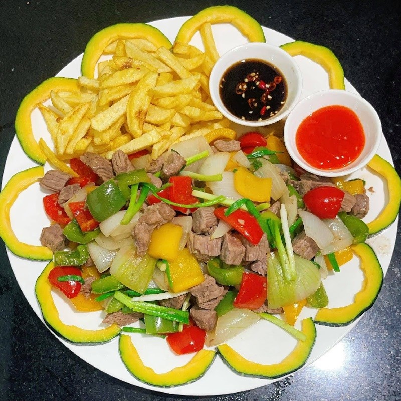 Bò lúc lắc nước mắm ngon chuẩn nhà hàng tại nhà 12 Món bò lúc lắc nước mắm ăn kèm cơm trắng và rau củ tươi trình bày đẹp mắt