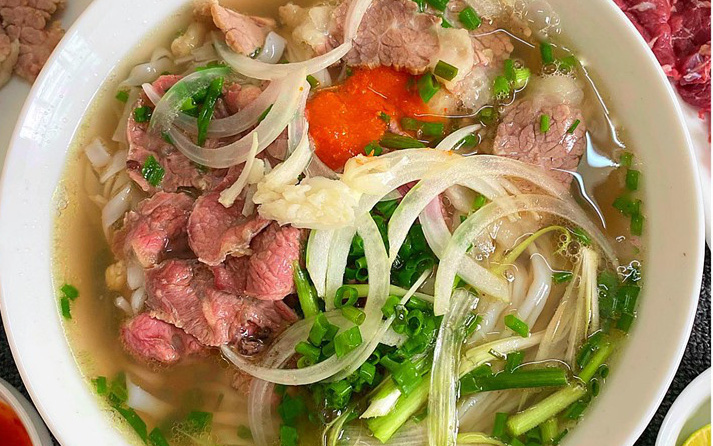 Phở bò tái nước mắm: công thức chuẩn vị đậm đà tại nhà 9 Nước dùng phở bò tái trong, gia vị quế hồi thảo quả