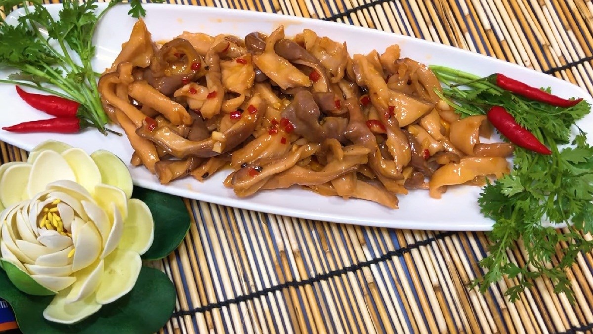 Bao tử heo kho nước mắm giòn ngon chuẩn vị quán ăn 8 Bao tử heo kho nước mắm đậm đà chuẩn vị Việt Nam trong nồi kho truyền thống