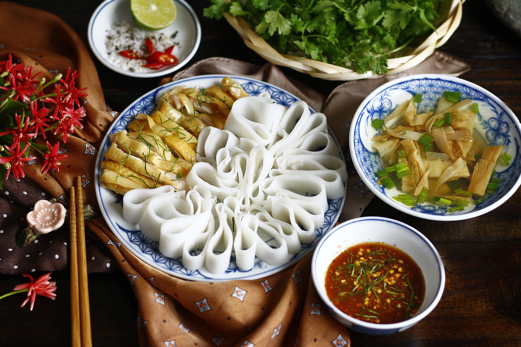 Phở Gà Nước Mắm: Cách Làm Chuẩn Vị, Thơm Ngon Dễ Thành Công 11 Các bước chế biến phở gà nước mắm với thịt gà luộc xé và bánh phở