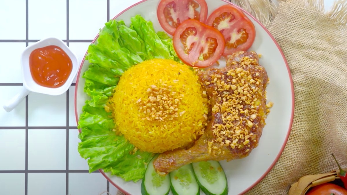 Cơm gà nước mắm ngon chuẩn vị quán dễ làm tại nhà 8 Nguyên liệu làm cơm gà nước mắm gồm gà ta, gạo thơm và nước mắm tỏi ớt