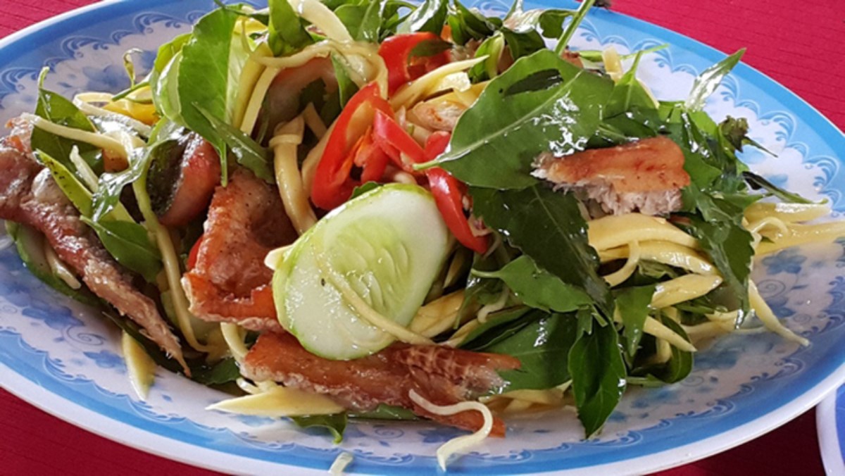 Gỏi sầu đâu nước mắm chuẩn miền Tây: cách làm ngon, không đắng 7 Gỏi sầu đâu nước mắm miền Tây với cá khô và rau rừng đặc trưng