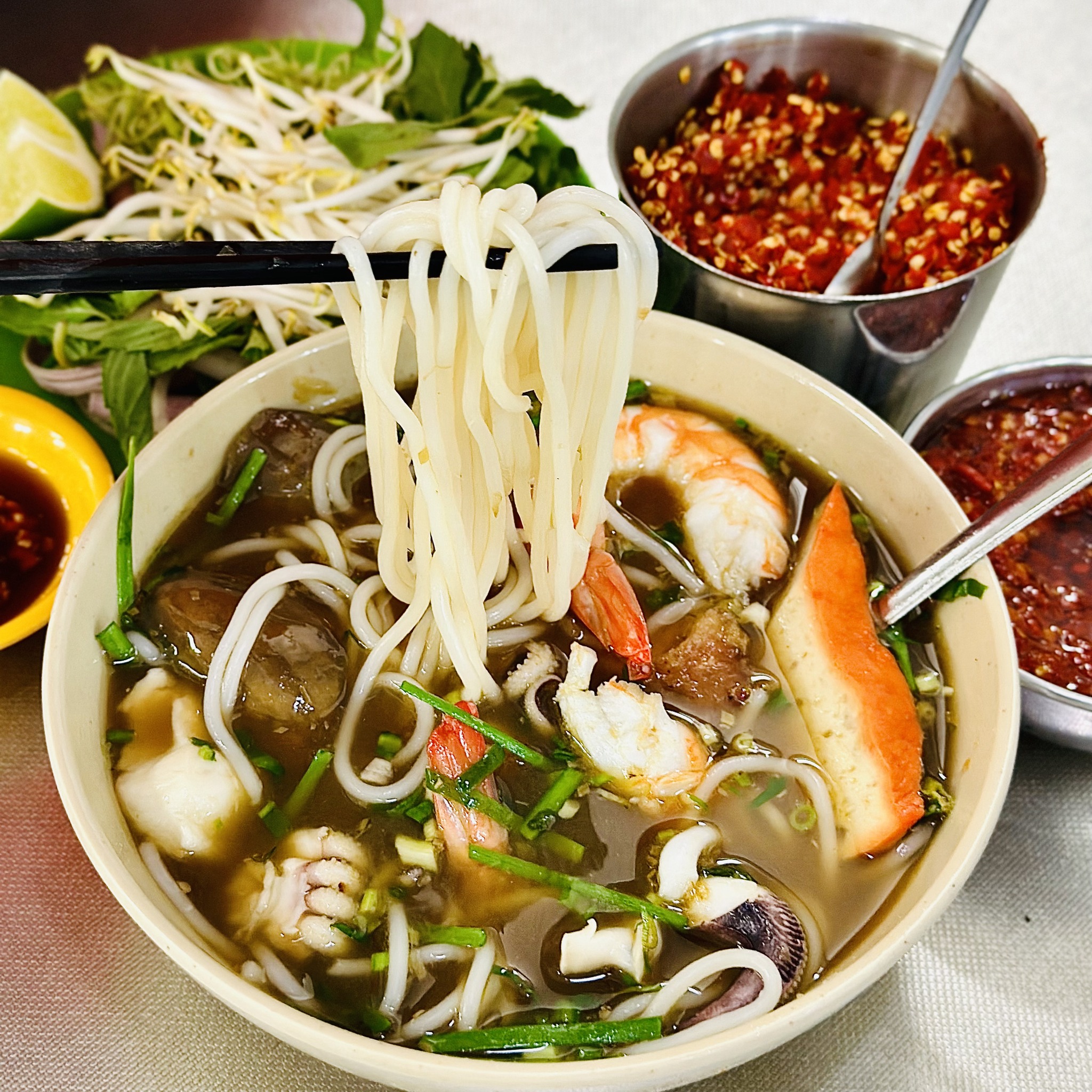 Bún mắm miền Tây chuẩn vị: cách nấu ngon tại nhà 12 Bún mắm miền Tây hoàn chỉnh với tôm mực, heo quay và rau đồng tươi