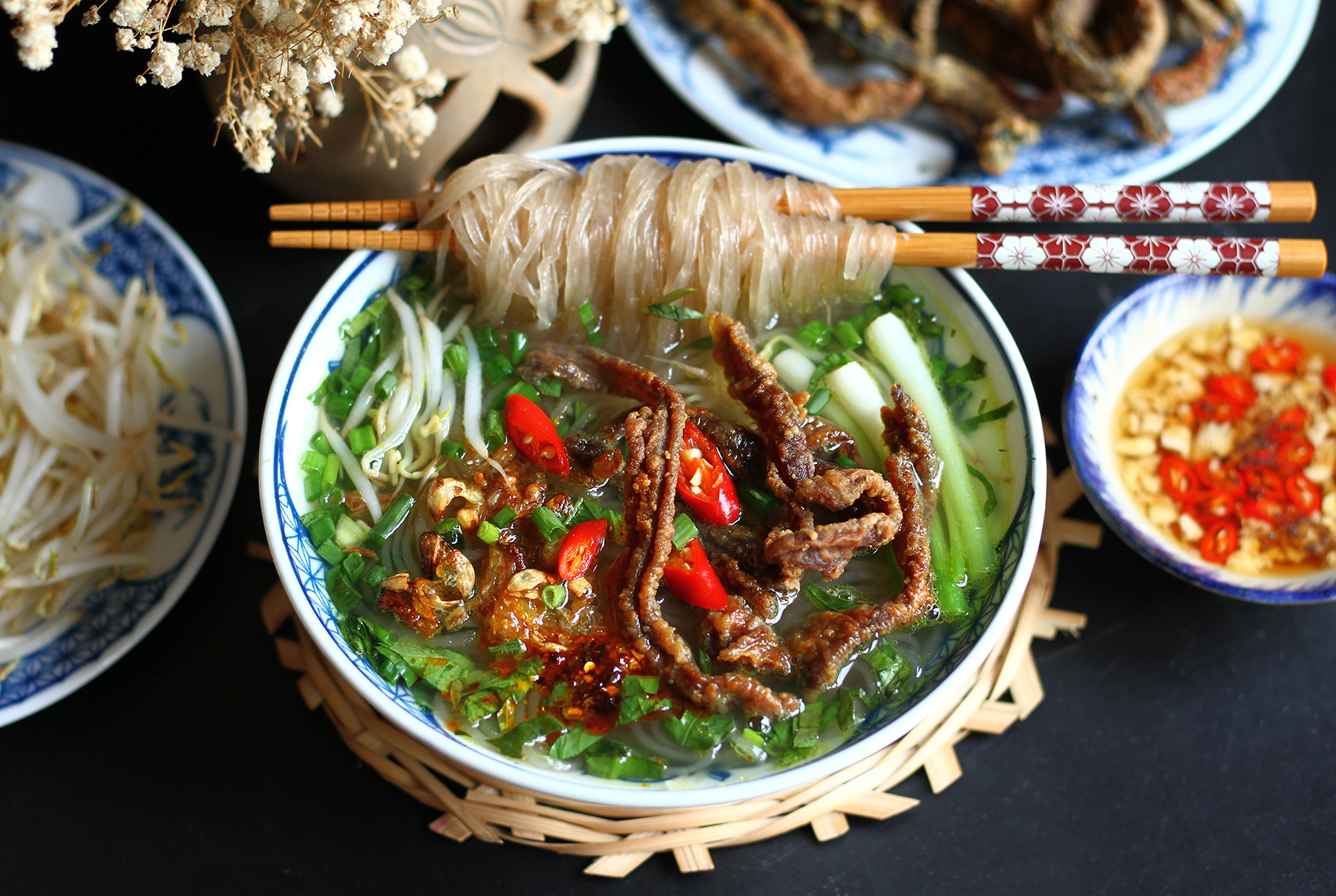 Miến lươn nước mắm ngon chuẩn vị: Công thức dễ làm, không tanh tại nhà 9 Miến lươn nước mắm hoàn thiện với lươn giòn, miến dong và rau thơm
