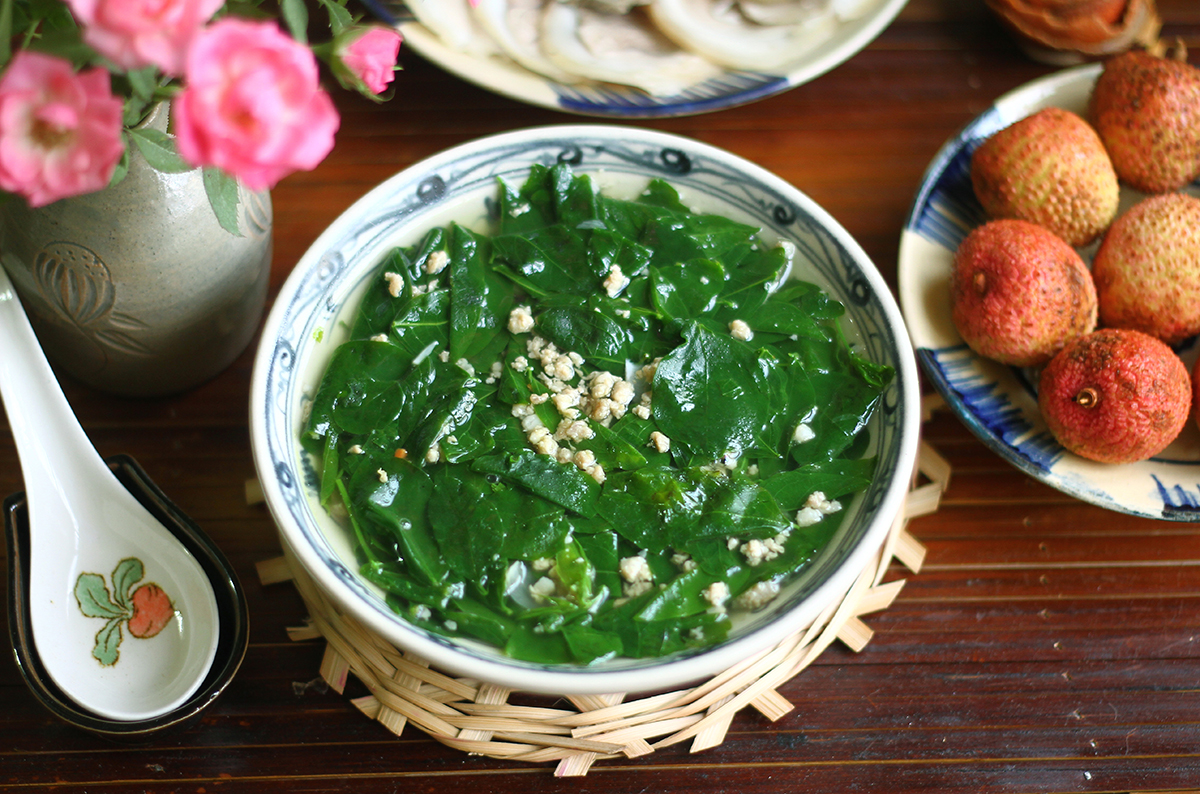 Cách nấu canh rau ngót nước mắm ngon chuẩn vị gia đình Việt 8 Sơ chế rau ngót sạch trước khi nấu canh giúp giữ màu xanh và giảm mùi hăng
