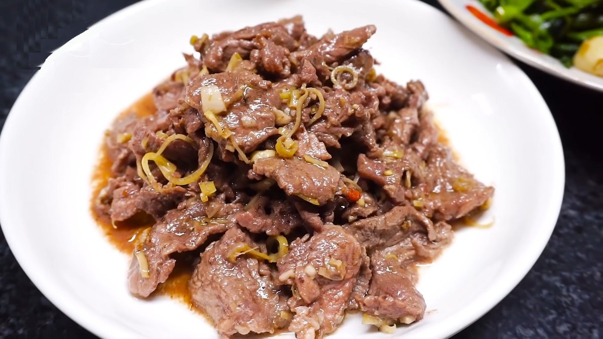 Thịt Bò Xào Nước Mắm Ngon Mềm: Công Thức Chuẩn, Không Bị Dai 9 Thịt bò xào nước mắm thơm ngon với tỏi vàng và nước sốt đậm vị