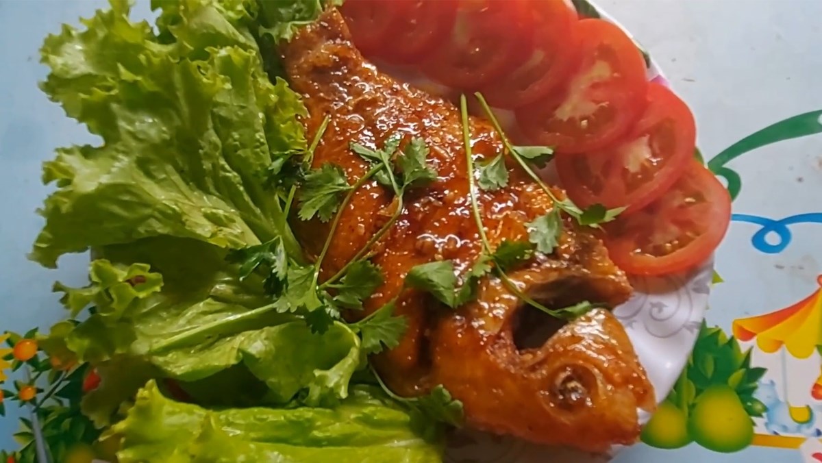 Cá diêu hồng chiên nước mắm giòn ngon chuẩn vị nhà hàng 8 Sơ chế cá diêu hồng làm sạch và khử tanh trước khi chiên nước mắm