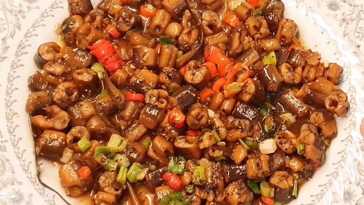 Lươn kho nước mắm đậm đà chuẩn vị cơm nhà Việt 9 Lươn đồng tươi và nguyên liệu sơ chế món lươn kho nước mắm