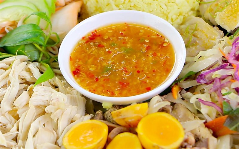 Gà luộc chấm nước mắm gừng ngon chuẩn vị truyền thống 8 Gà luộc nguyên con vàng óng ăn kèm nước mắm gừng truyền thống Việt Nam