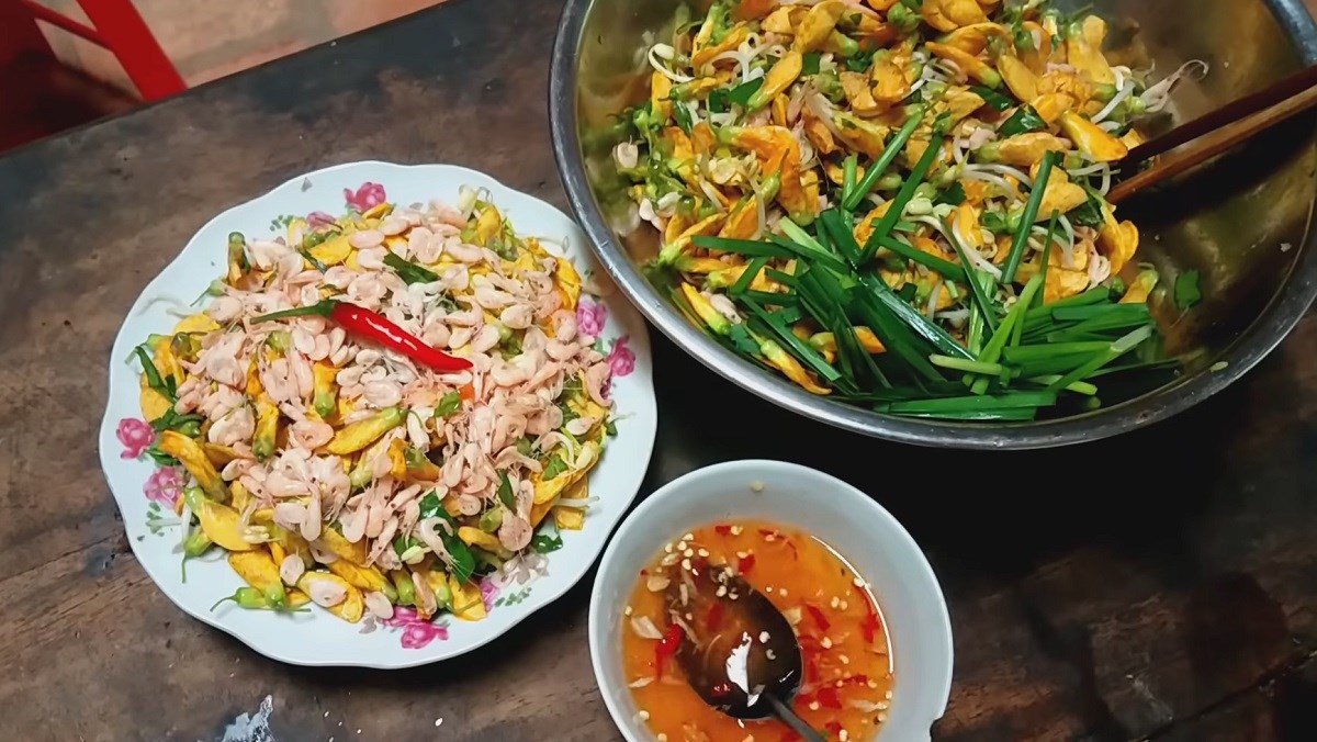 Gỏi bông điên điển nước mắm: cách làm chuẩn miền Tây dễ nhất 8 Gỏi bông điên điển nước mắm đặc sản miền Tây trình bày hấp dẫn với tôm và rau răm