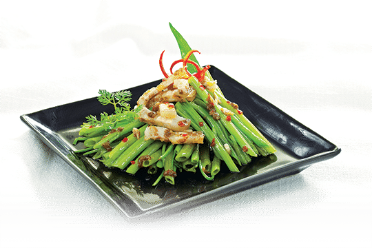 Rau Muống Xào Nước Mắm Giòn Ngon Chuẩn Vị Nhà Hàng 12 Rau muống xào nước mắm tỏi trên chảo nóng kiểu nhà hàng