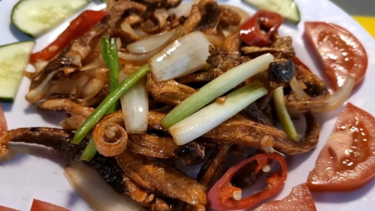 Cá đuối kho nước mắm đậm vị ngon chuẩn miền Tây 6 Cá đuối kho nước mắm màu nâu cánh gián đậm đà, món ăn miền Tây hấp dẫn