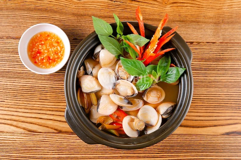 Nghêu hấp nước mắm chuẩn vị nhà hàng thơm ngon 9 Nghêu tươi sống chuẩn bị hấp nước mắm tại nhà hàng hải sản