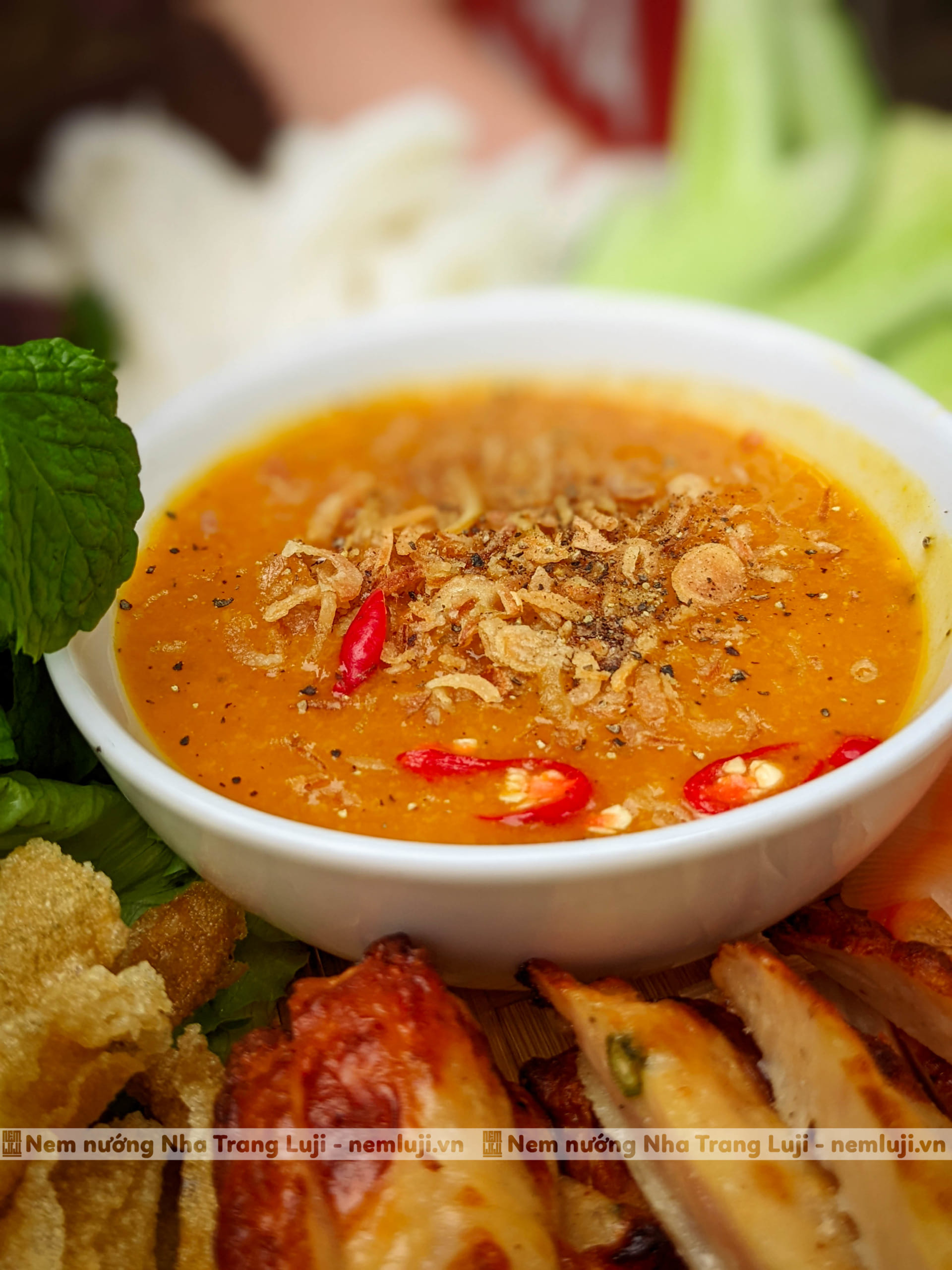 Nem nướng nước mắm chuẩn vị Nha Trang tại nhà 9 Nem nướng Nha Trang truyền thống phục vụ kèm rau sống và bánh tráng