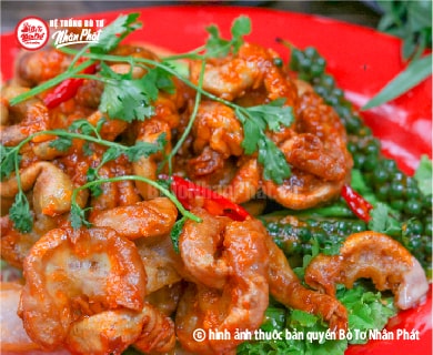 Phèo nướng nước mắm: cách làm ngon giòn chuẩn quán nhậu 8 Phèo heo nướng nước mắm vàng giòn hấp dẫn trên than hoa