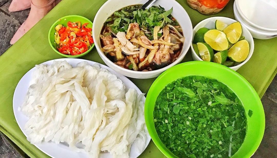 Phở Gà Nước Mắm: Cách Làm Chuẩn Vị, Thơm Ngon Dễ Thành Công 9 Phở gà nước mắm với thịt gà xé, hành phi và rau thơm chuẩn vị Việt Nam