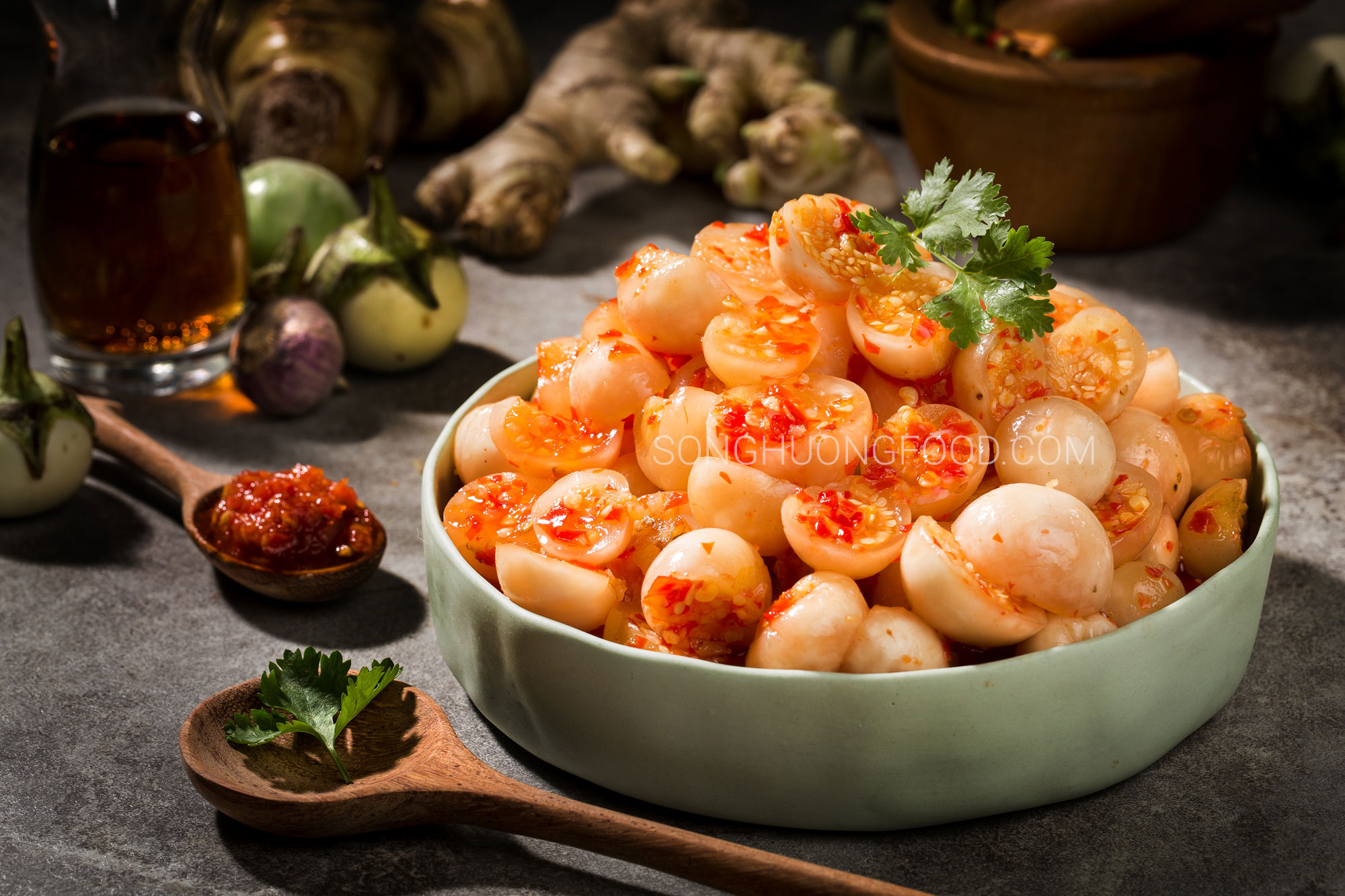 Cà pháo mắm: Cách làm chuẩn giòn ngon truyền thống 9 Nguyên liệu cà pháo tươi, tỏi ớt và nước mắm chuẩn bị cho món cà pháo mắm