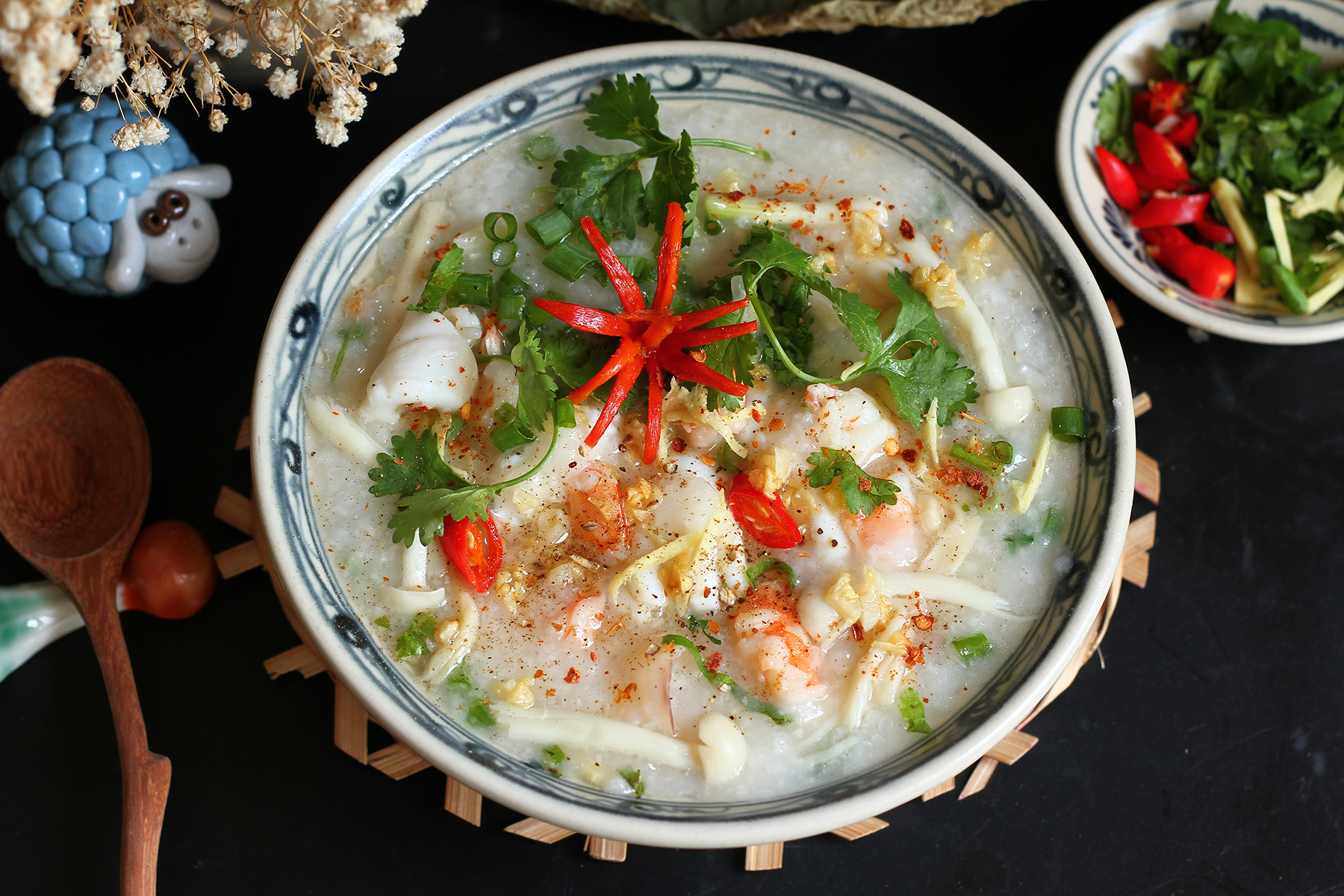 Cháo hải sản nước mắm: cách nấu ngon đậm đà tại nhà 8 Bát cháo hải sản nước mắm thơm ngon với tôm mực và hành lá