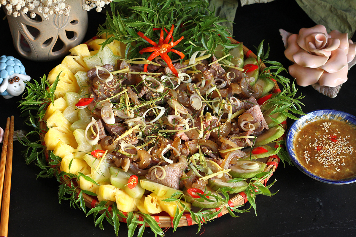 Bê tái chanh nước mắm ngon chuẩn nhà hàng tại nhà 10 Thành phẩm bê tái chanh nước mắm trình bày hấp dẫn với rau thơm và nước mắm chua ngọt