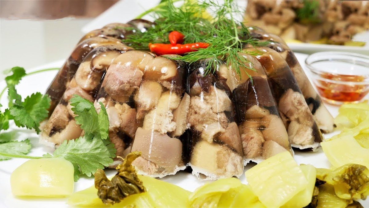 Thịt đông nước mắm: công thức chuẩn vị Tết đậm đà 9 Quá trình nấu thịt đông nước mắm với nồi ninh thịt truyền thống