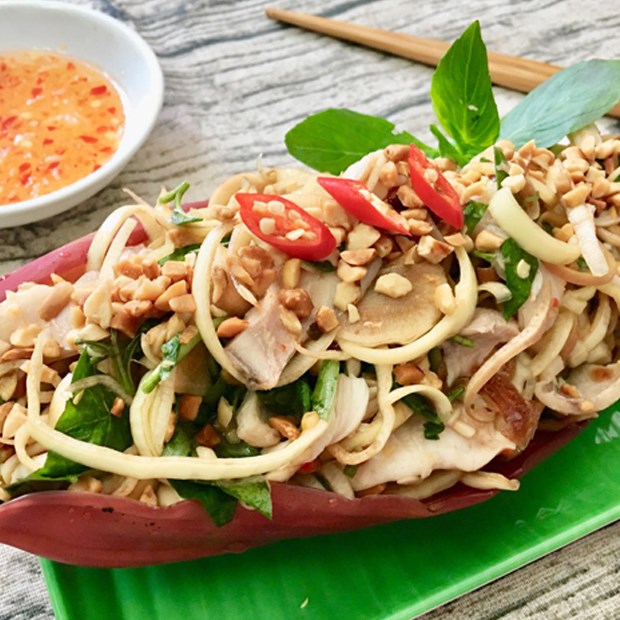 Gỏi bắp chuối nước mắm ngon chuẩn vị tại nhà 11 Nguyên liệu tươi làm gỏi bắp chuối nước mắm gồm rau củ và tôm thịt
