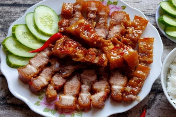 Ba chỉ nướng nước mắm ngon đậm vị chuẩn nhà hàng tại nhà 12 Ba chỉ nướng trên than hoa với lớp ngoài xém cạnh hấp dẫn và thơm khói