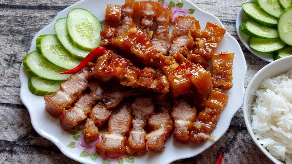 Thịt heo quay nước mắm giòn bì ngon chuẩn nhà hàng 8 Thịt heo quay nước mắm giòn bì vàng óng phủ sốt tỏi ớt đậm đà kiểu nhà hàng Việt Nam
