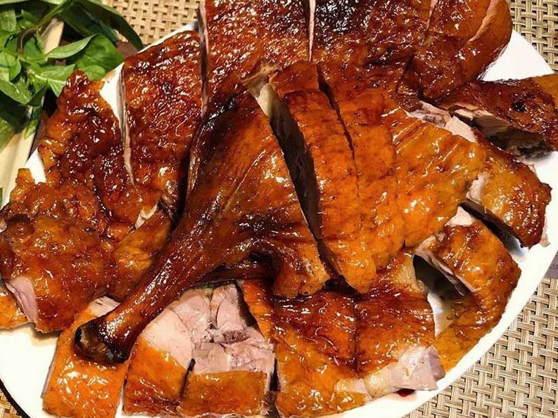 Vịt quay nước mắm giòn da ngon chuẩn nhà hàng tại nhà 10 Nguyên liệu làm vịt quay nước mắm gồm vịt tươi và gia vị truyền thống Việt Nam
