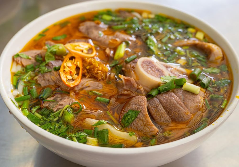 Bún bò giò heo nước mắm: công thức chuẩn vị tại nhà 8 Nguyên liệu bún bò giò heo gồm giò heo, bún tươi, rau sống và gia vị Việt Nam