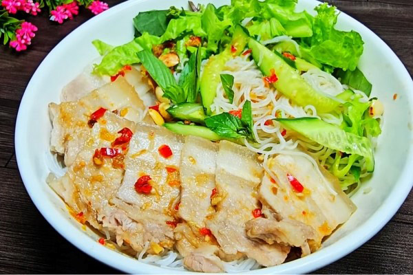 Bún thịt heo nước mắm: công thức chuẩn vị quán tại nhà 14 Trình bày bún thịt heo nước mắm đẹp mắt với rau sống và thịt luộc