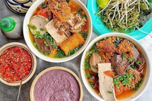 Riêu cua nước mắm: Cách nấu chuẩn vị quán ăn tại nhà 8 Bún riêu cua nước mắm với nước dùng đỏ cà chua và riêu cua nổi trên bề mặt