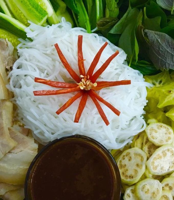 Bún Mắm Tôm Chà Huế: Đặc Sản Đậm Đà & Cách Ăn Ngon Chuẩn Vị 7 Bún thịt luộc chấm mắm tôm chà với rau sống kiểu Huế