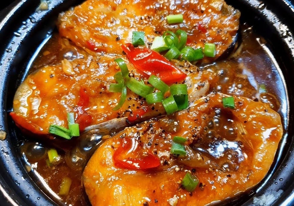 Cá dứa kho nước mắm chuẩn vị miền Tây ngon đậm đà 11 Cá dứa kho nước mắm miền Tây màu nâu sánh đậm đà trong nồi đất truyền thống