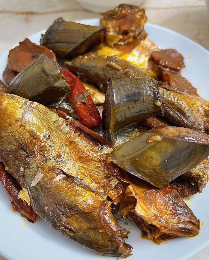 Cá mòi kho nước mắm ngon đậm đà chuẩn vị Việt tại nhà 13 Cá mòi kho nước mắm đang sôi liu riu trong nồi đất giữ hương vị truyền thống