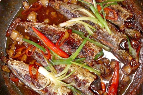 Cá kho gừng nước mắm chuẩn vị đậm đà tại nhà 9 Cá kho gừng nước mắm đang được chế biến trong nồi đất truyền thống Việt Nam